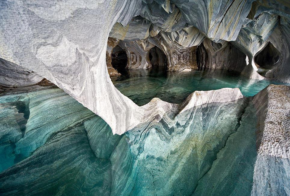 دریاچه Magnificent که توسط غارهای سنگ مرمری احاطه شده است