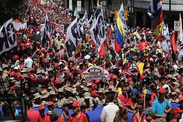 هزاران نفر از طرفداران مادورو در حمایت از وی راهپیمایی کردند