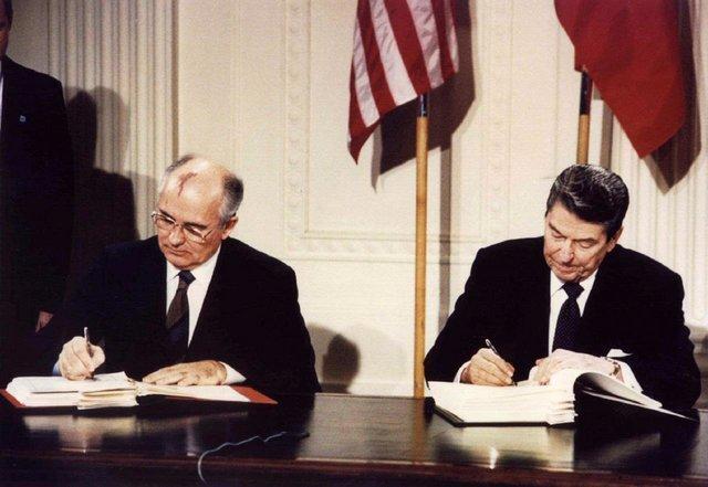 گورباچف: امیدوارم آمریکا در تصمیم اش برای خروج از پیمان 1987 تجدید نظر کند