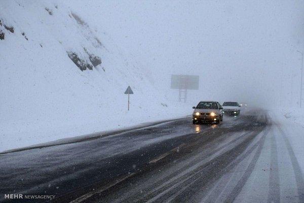 برف و کولاک بعضی محورهای مواصلاتی استان زنجان را مسدود کرد