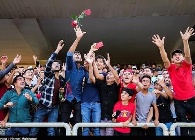 حاشیه دیدار پرسپولیس - سایپا، حضور کالدرون و طرفداران پرسپولیس در استادیوم و شعار علیه عرب