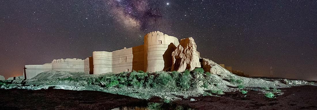 تصویری زیبا از کهکشان راه شیری بر فراز شهر تاریخی بلقیس ، ارگ بلقیس؛ دومین دژ کهن ایران را ببینید