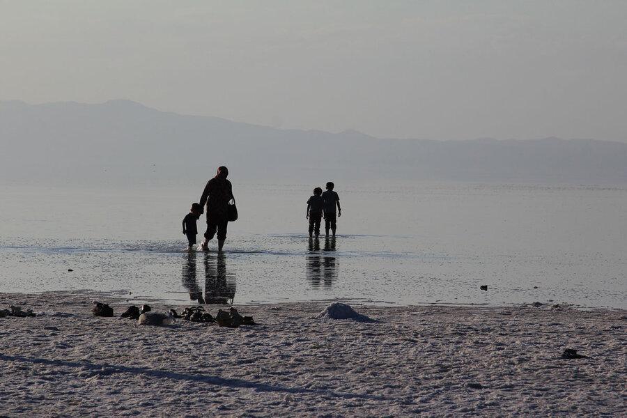 خطر بیخ گوش دریاچه ارومیه ، 2 پروژه احیای دریاچه متوقف شدند