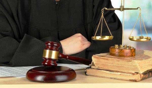 هیچ انحصاری در آزمون وکلا وجود ندارد، لیسانس حقوق داشتن نمی شود به هر فردی که لیسانس حقوق دارد اجازه دهیم که وکیل گردد