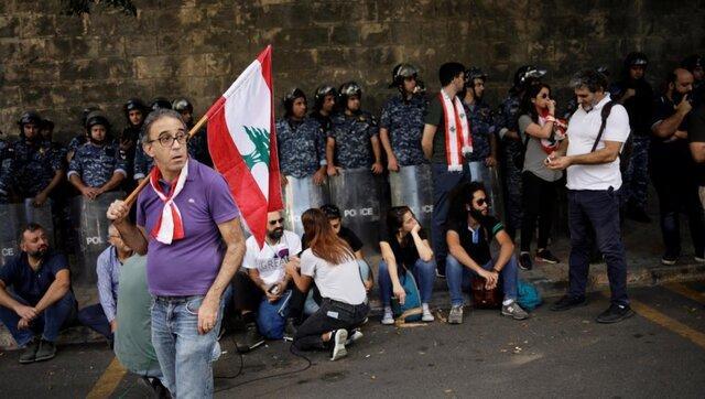 ادامه تظاهرات در لبنان و مذاکرات سیاسی و مالی برای حل بحران