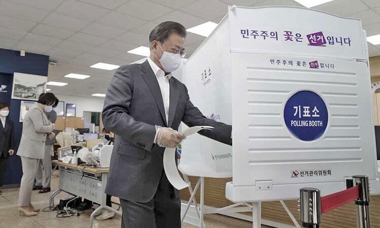 انتخابات در دوران کرونا ، کره ای ها با ماسک و دستکش پای صندوق رفتند