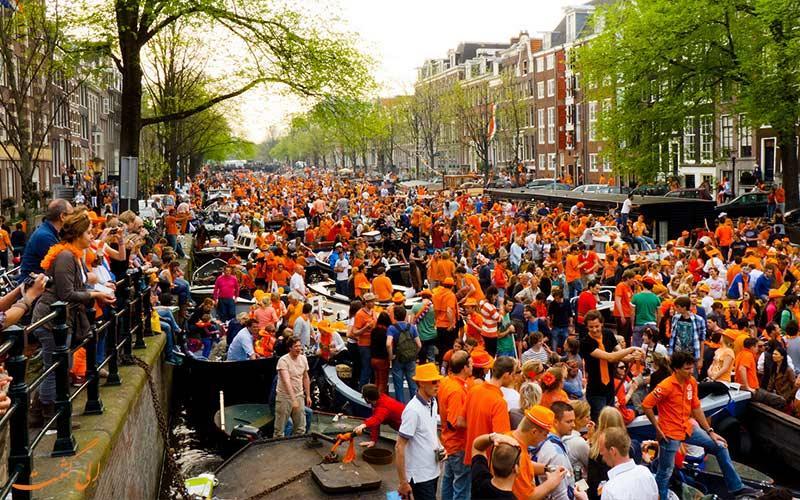 فستیوالی که همه مردم در آن نارنجی می پوشند، روز پادشاه هلند!