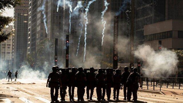 معترضان ضد بولسونارو با گاز اشک آور سرکوب شدند