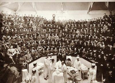 این عکس جالب از 118 سال پیش، سرآغاز استفاده از ماسک جراحی در اتاق های عمل شد!
