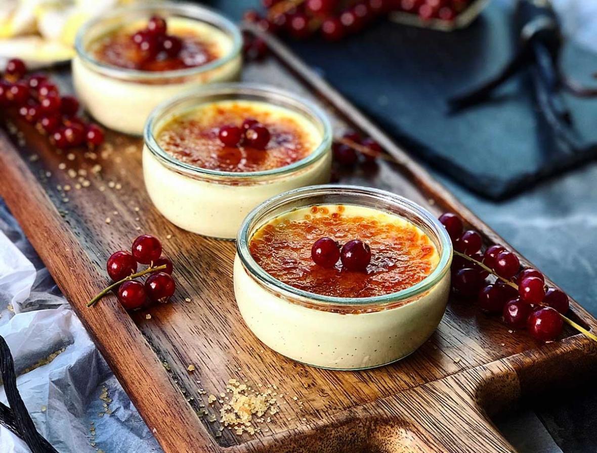 2 طرز تهیه دسر فرانسوی کرم بروله وانیلی بدون فر و در فر