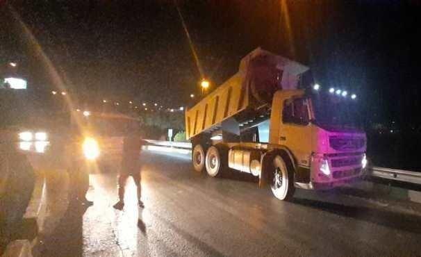 راننده کامیون نخاله ها را به کامیون بازگرداند