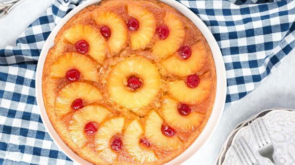 طرز تهیه کیک برگردان آناناس؛ کیک کاراملی با آناناس و گیلاس