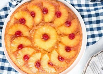 طرز تهیه کیک برگردان آناناس؛ کیک کاراملی با آناناس و گیلاس